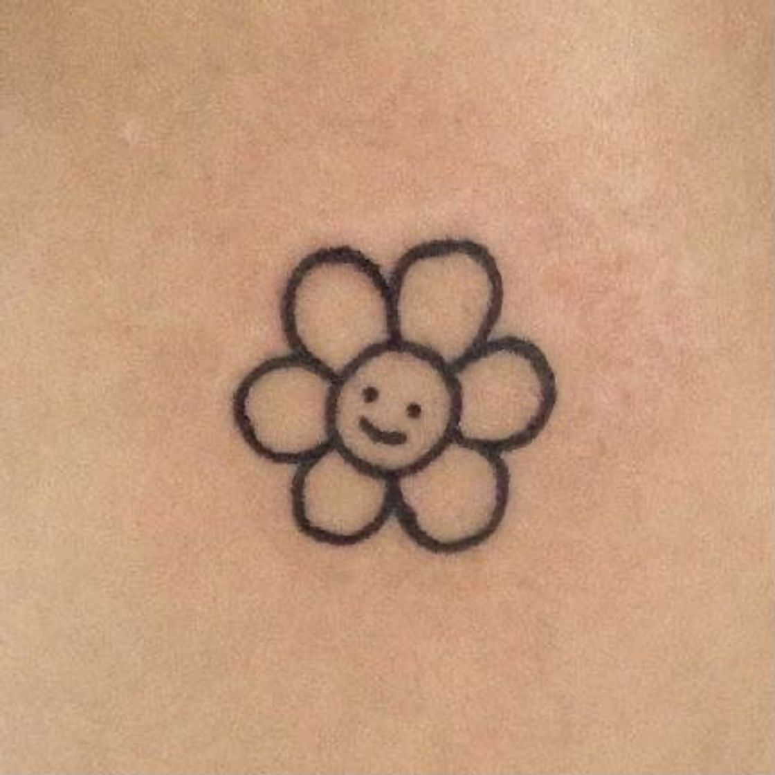 Fashion tatoo flor sorridente 