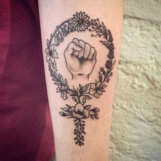Tatto do símbolo do poder feminino