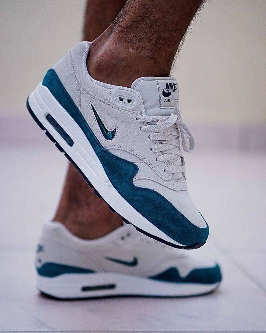 Social NIKE AIRMAX SNEAKERS