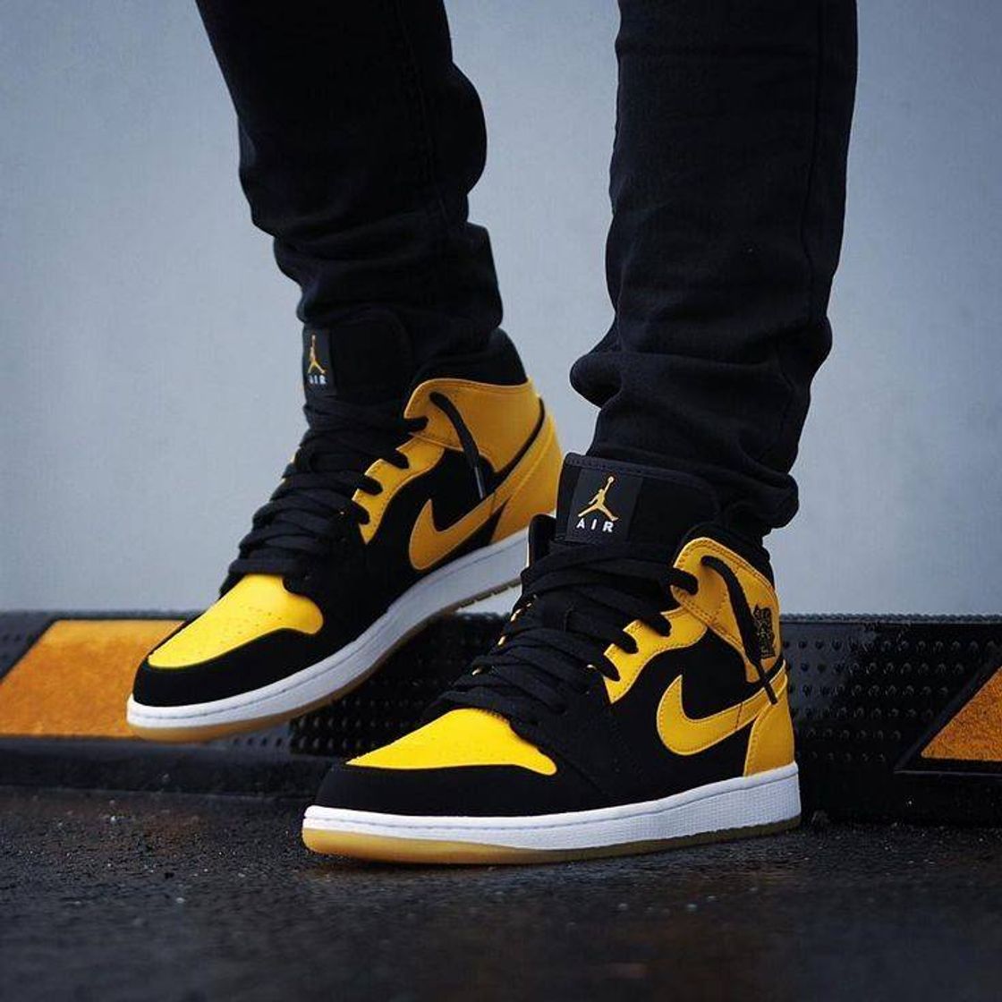 Social AIR JORDAN 1 MID