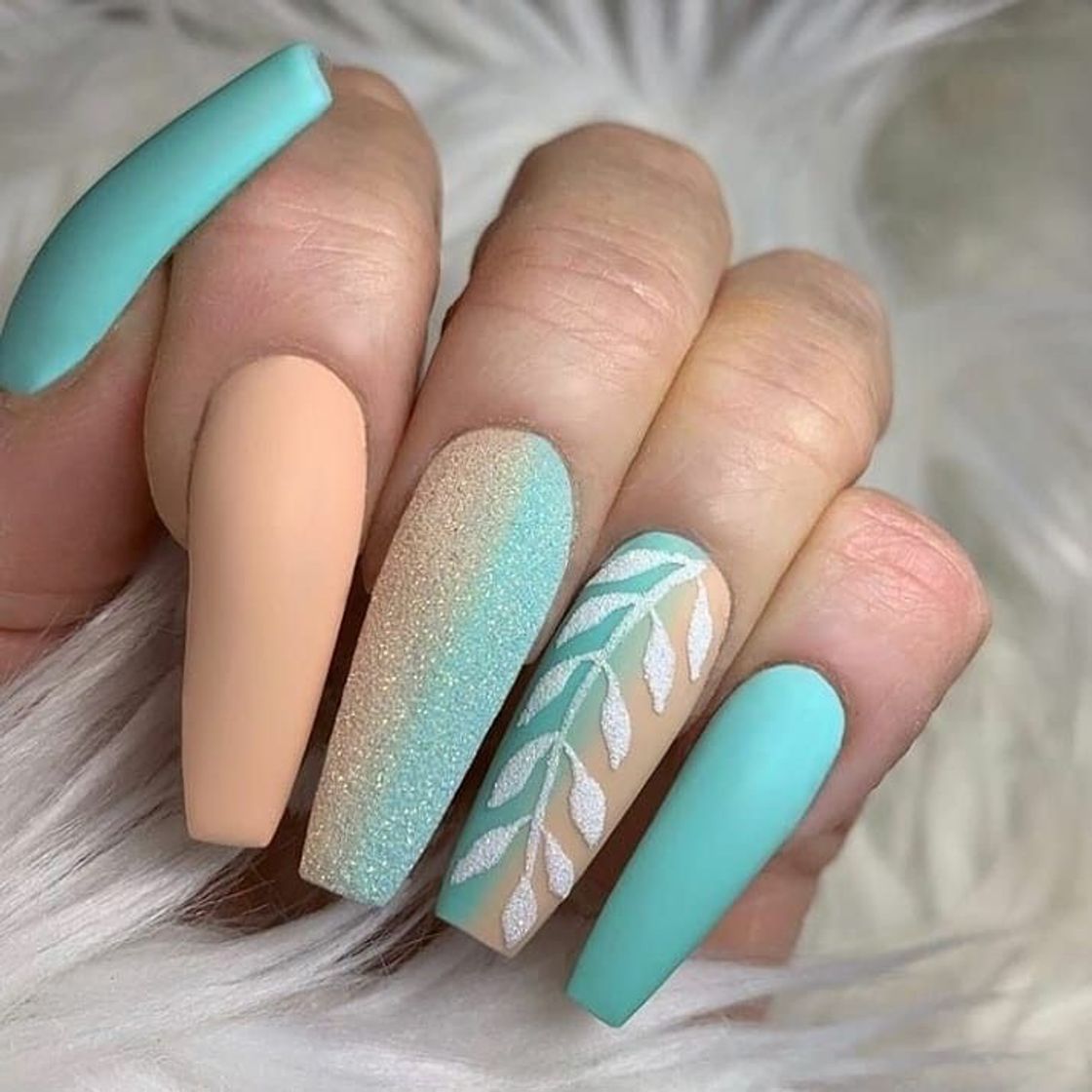 Moda Unhas esverdeada 