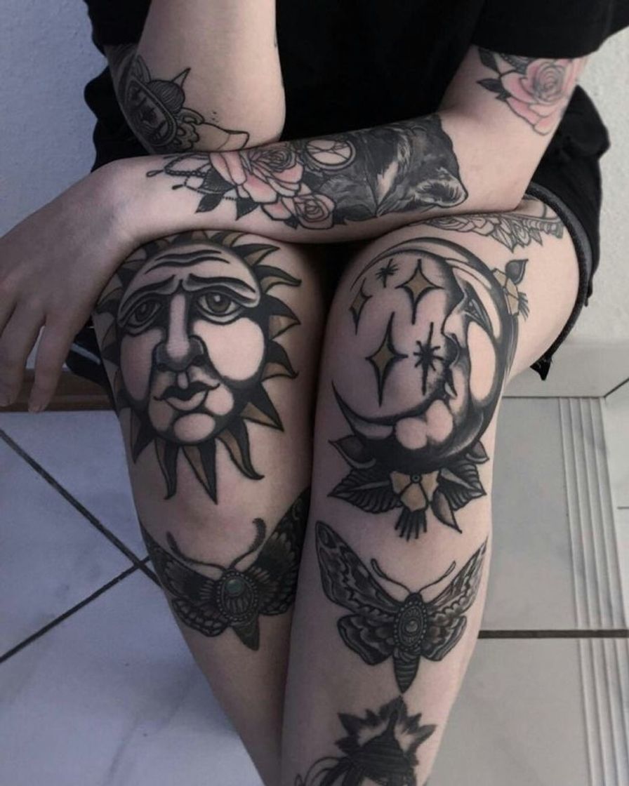 Moda Tattoed legs