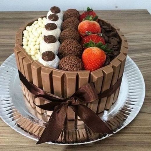 Bolo de kitkat e brigadeiros 