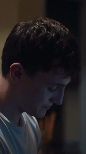 Una joya intimista que explora el amor joven con una química brutal. Aclamada por la crítica y nominada a los Emmy.
#NormalPeople #serielegendaria #romanceintenso #dramaromántico #cinequeamarás #amorreal #seriesbritánicas #premiosEmmy