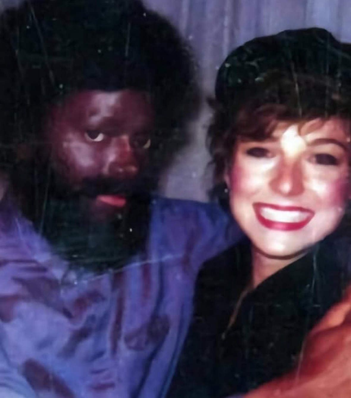 Social Una Barba postiza y Peluca afro con un poco (mucho) maquillaje negro